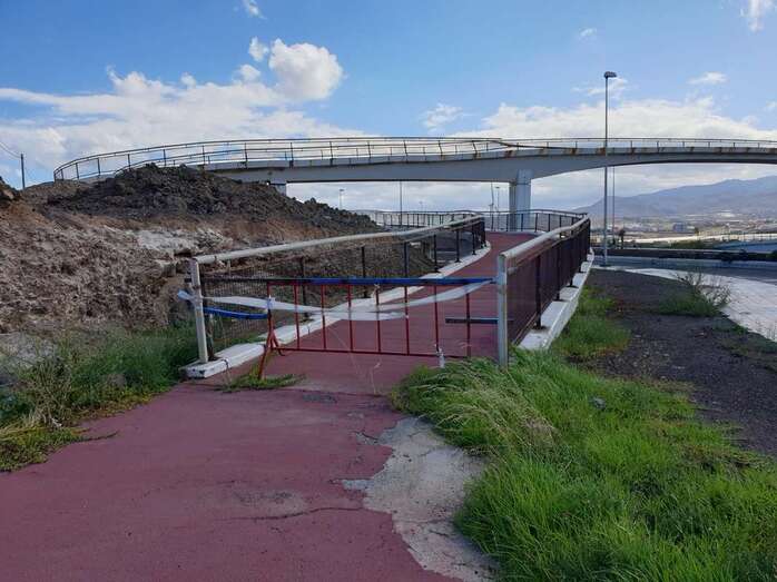 Paso elevado sobre el vial costero a la altura de la rotonda de Playa del Hombre y del antiguo Mercadona (Foto TA)