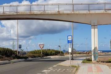 Quejas vecinales por el cierre durante meses del paso elevado sobre el vial costero (Foto TA)