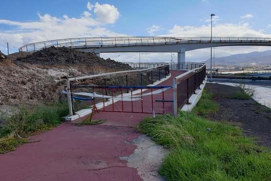 Quejas vecinales por el cierre durante meses del paso elevado sobre el vial costero (Foto TA)