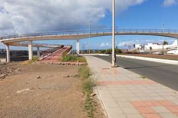 Quejas vecinales por el cierre durante meses del paso elevado sobre el vial costero (Foto TA)