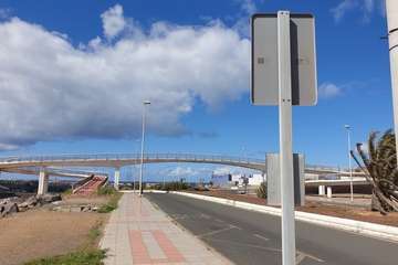 Quejas vecinales por el cierre durante meses del paso elevado sobre el vial costero (Foto TA)