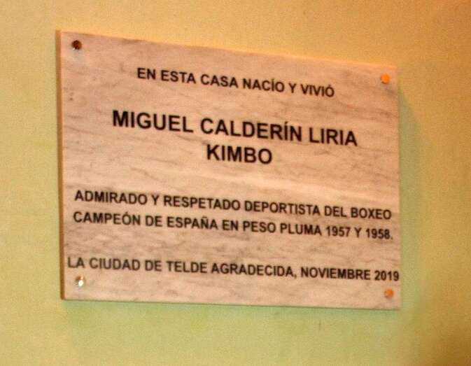 Imagen de la placa que Telde dedica a Kimbo en su casa natal (Foto Jesús Ruiz)