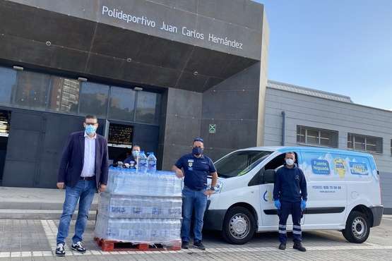 Aguacana dona 650 litros de agua envasada para el albergue habilitado en Telde para los sintecho (Foto TA)