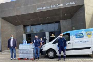 Aguacana dona 650 litros de agua envasada para el albergue habilitado en Telde para los sintecho (Foto TA)