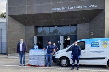 Aguacana dona 650 litros de agua envasada para el albergue habilitado en Telde para los sintecho (Foto TA)