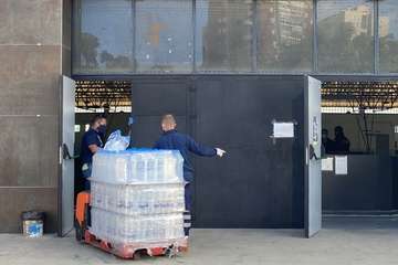 Aguacana dona 650 litros de agua envasada para el albergue habilitado en Telde para los sintecho (Foto TA)