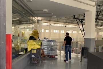 Aguacana dona 650 litros de agua envasada para el albergue habilitado en Telde para los sintecho (Foto TA)