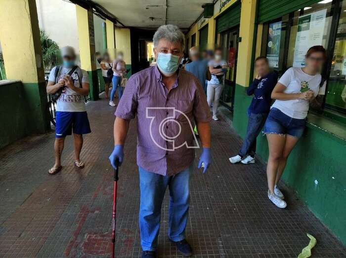 Jesus Tauroni haciendo cola para acceder al supermercado situado en el Valle de Jinámar (Foto TA)