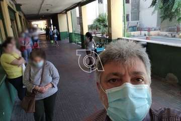 Jesús Tauroni haciendo cola para acceder al supermercado que está en la calle de Manuel Alemán Álamo (Foto TA)