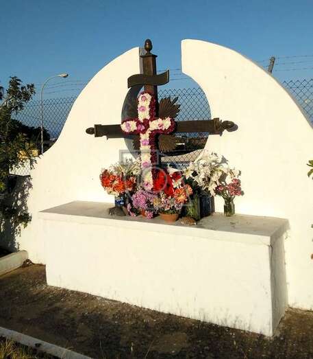 El calvario de Cruz de Jerez decorado con un bello adorno floral en forma de cruz (Foto TA)