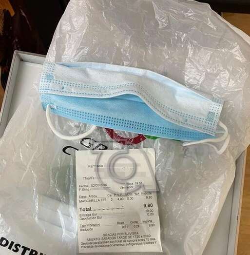 Mascarilla quirúrgica vendida al precio de 4,90 euros junto al ticket de compra (Foto TA)