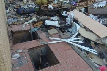 Basura y enseres acumulados en una calle de La Pardilla (Foto TA)