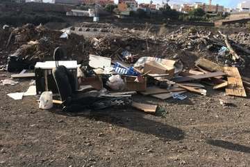 Escombros y basura en el cauce del Barranco Real de Telde (Foto TA)