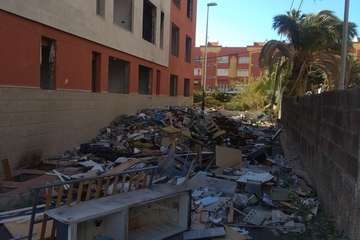 Basura y enseres acumulados en una calle de La Pardilla (Foto TA)
