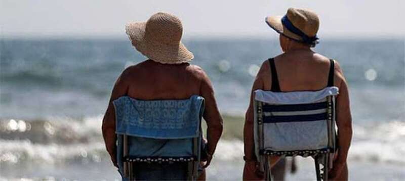 Dos mujeres observan el mar (Foto Multimedia)