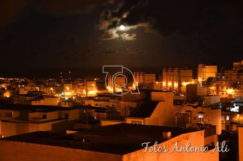 La superluna se aprecia entre nubes, en una imagen captada desde Telde (Foto Antonio Alí)