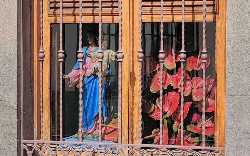 La talla en una de las ventanas de la calle de Ruiz (Foto TA)