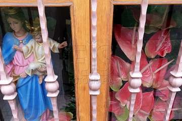 La talla de María Auxiliadora se asoma a la ventana del colegio (Foto TA)