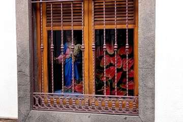 La talla de María Auxiliadora se asoma a la ventana del colegio (Foto TA)