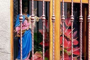 La talla de María Auxiliadora se asoma a la ventana del colegio (Foto TA)