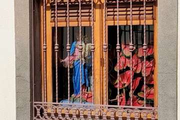 La talla de María Auxiliadora se asoma a la ventana del colegio (Foto TA)