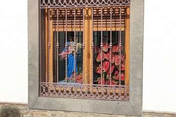 La talla de María Auxiliadora se asoma a la ventana del colegio (Foto TA)