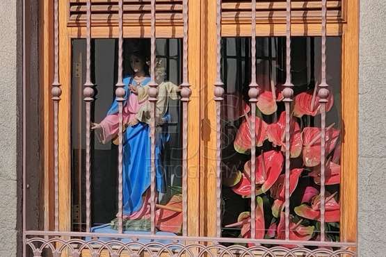 La talla de María Auxiliadora se asoma a la ventana del colegio (Foto TA)