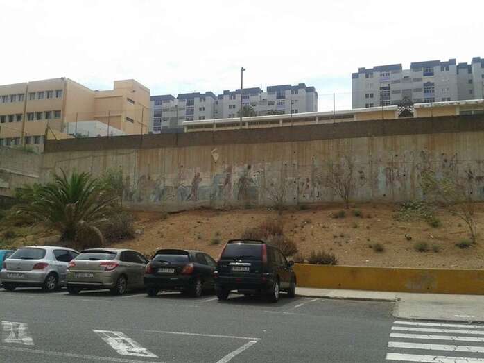 Lo que queda del mural realizado por Juan Genovés y grupo de artistas canarios en el Valle de Jinámar