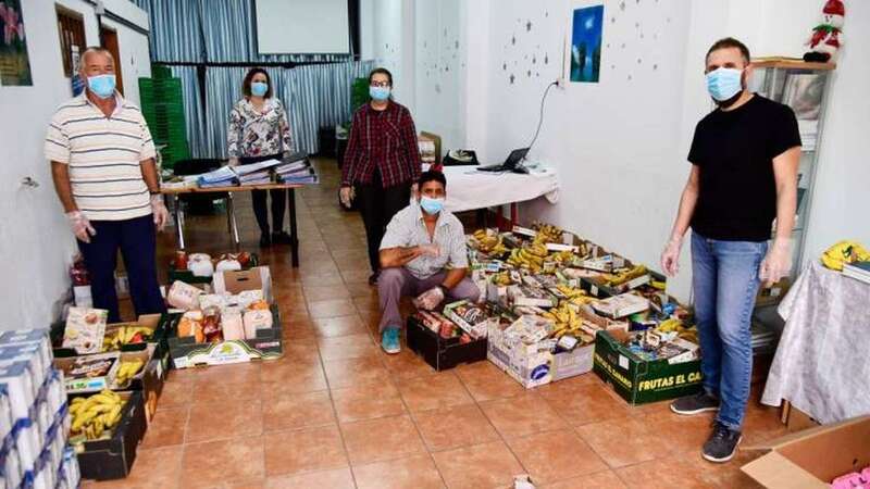 Voluntarios de Eben Ezer, listos para el reparto (Foto Arcadio Suárez/C7)