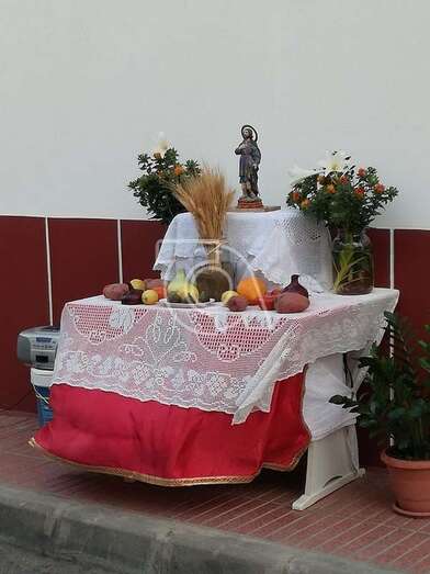Pequeño altar montado en la calle de Petrarca (Foto TA)