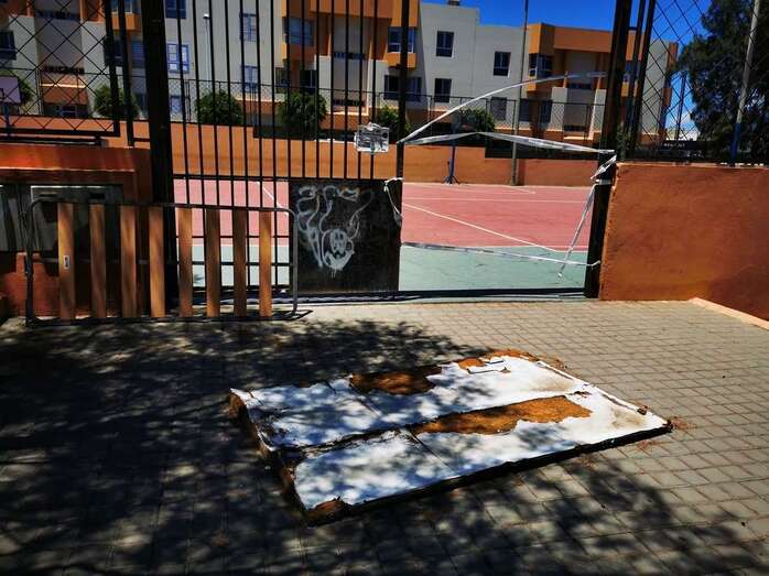 Cartel indicativo de la cancha, en el suelo (Foto TA)