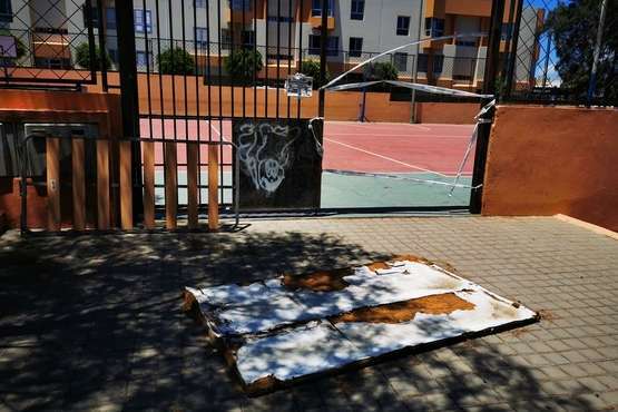 Caída del cartel de la cancha deportiva de La Montañeta de El Calero (Foto TA)