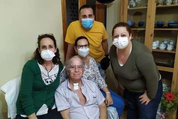 Eustaquio Quintero, feliz entre los suyos tras vencer al coronavirus (Foto Web RTVC)
