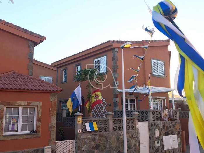 Engalanamiento de calles y fachadas en Hoya Pozuelo (Foto TA)