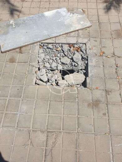 Socavón en el pavimento del parque central de Las Remudas (Foto TA)