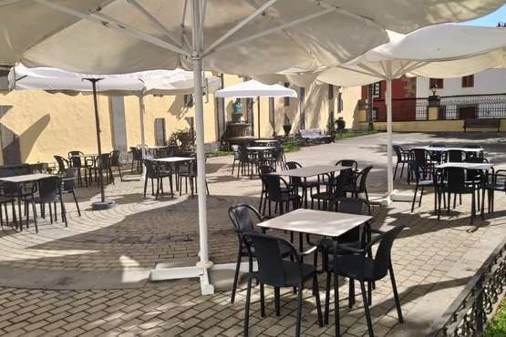 El Casino de Telde renueva el mobilitario de su terraza con mesas y sillas fáciles de desinfectar (Foto TA)