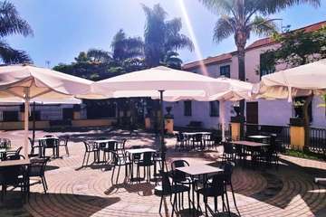El Casino de Telde renueva el mobilitario de su terraza con mesas y sillas fáciles de desinfectar (Foto TA)