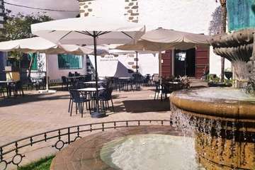 El Casino de Telde renueva el mobilitario de su terraza con mesas y sillas fáciles de desinfectar (Foto TA)