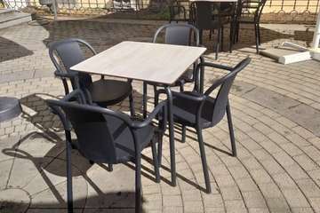 El Casino de Telde renueva el mobilitario de su terraza con mesas y sillas fáciles de desinfectar (Foto TA)