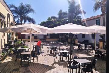 El Casino de Telde renueva el mobilitario de su terraza con mesas y sillas fáciles de desinfectar (Foto TA)