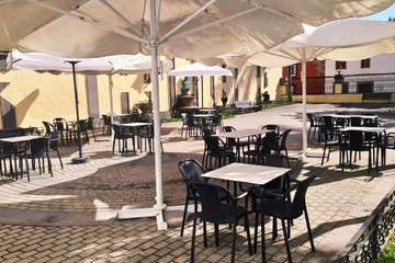 El Casino de Telde renueva el mobilitario de su terraza con mesas y sillas fáciles de desinfectar (Foto TA)