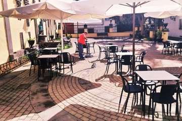 El Casino de Telde renueva el mobilitario de su terraza con mesas y sillas fáciles de desinfectar (Foto TA)