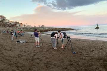 La Luna llena se cuela entre las piernas de Neptuno (Foto TA)