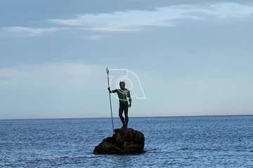  La Luna llena se cuela entre las piernas de Neptuno (Foto TA)