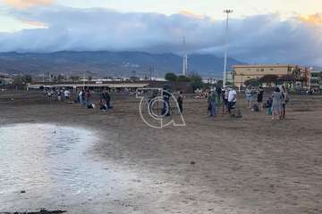  La Luna llena se cuela entre las piernas de Neptuno (Foto TA)