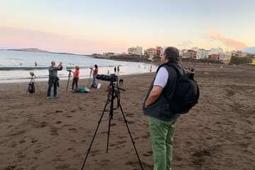  La Luna llena se cuela entre las piernas de Neptuno (Foto TA)