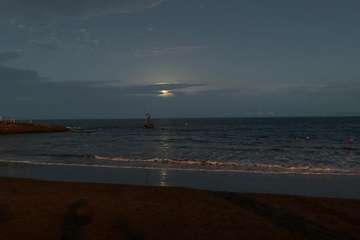  La Luna llena se cuela entre las piernas de Neptuno (Foto TA)