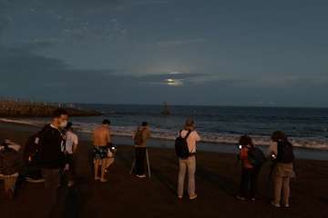  La Luna llena se cuela entre las piernas de Neptuno (Foto TA)