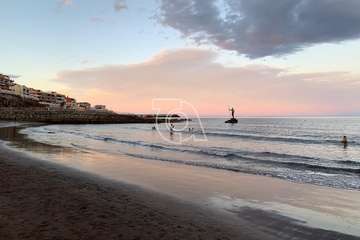  La Luna llena se cuela entre las piernas de Neptuno (Foto TA)