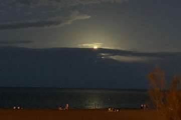  La Luna llena se cuela entre las piernas de Neptuno (Foto TA)